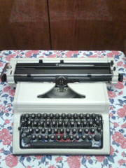Пишущая портативная машина 