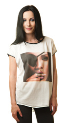 Классная бело-черная футболка с принтом в виде изображения девушки