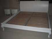Белая деревянная кровать