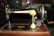 Старинная швейная машинка 